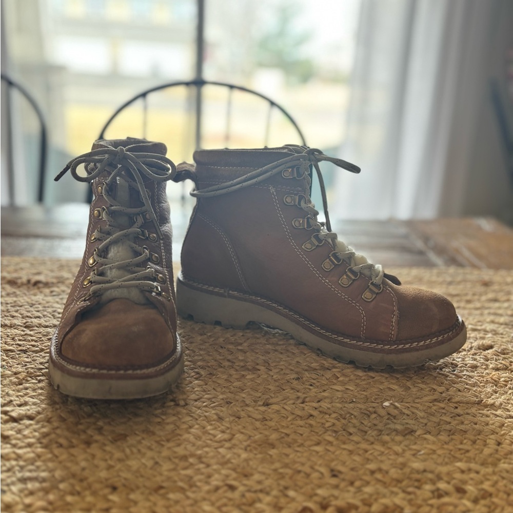Bionica Darya Lace up sherling lined Boots. 7.5